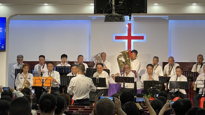 The Evergreen band of Beihai Church in Guangxi Zhuang Autonomous Region sang sacred music in the evening service on Palm Sunday that falls on March 28, 2021.