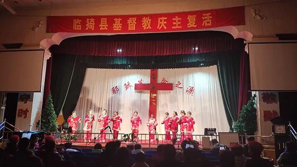 A folk-art program titled "Happy Grandma Celebrates the Lord's Resurrection" was performed in Linyi Churh, Yuncheng, Shanxi on April 3, 2021.