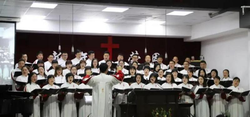 The choir of Longgang Church, Zhejiang sang hymns in an evening music worship in celebration of Easter on April 4, 2021.