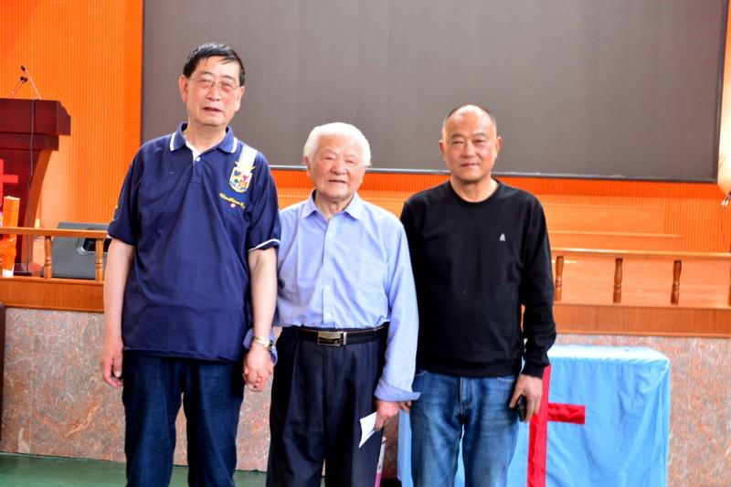 Elder Yuan Xiangzhong (the middle) with the author (the left) and a brother