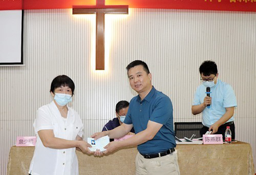 Rev. Zhan Shaochu, chairman of the Huizhou CC&TSPM, awarded a teaching certificate to a female pastoral worker in Grace Church, Huizhou, Guangdong, on May 10, 2021.