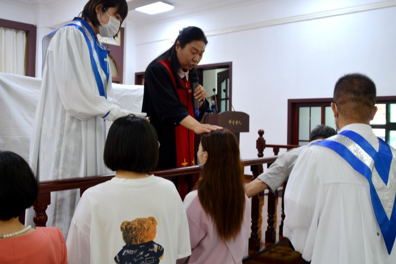 Rev. Yuan Ming, president of Anshan Municipal CC&TSPM, baptized a female seeker in Lvhua Street Church, Anshan City, Liaoning Province, on May 6, 2021.