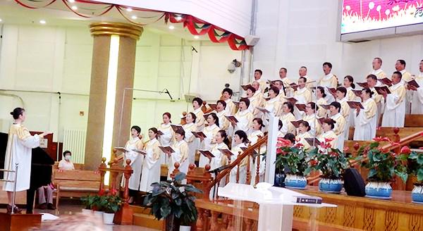 The choir in Dalian Fengshou Road Church, Liaoning, sang hymns in a Sunday service on June 20, 2021, also the Father's Day.