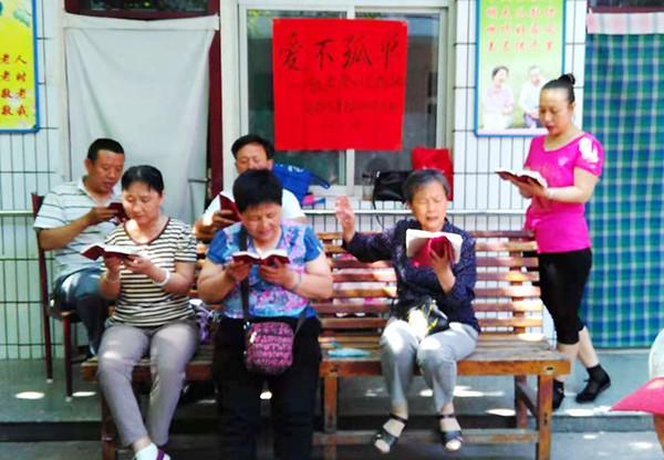 Liang Caiyun (the first in the first row on the right) sang hymns with other female Christians before her death.
