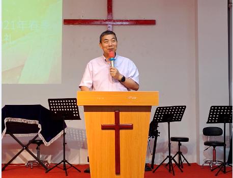 Rev. Zhu Zhiguo, president of Zhongnan Theological Seminary, presided over a school closing ceremony in the new campus library on June 25, 2021.