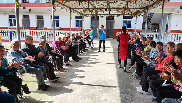 The elderly sing hymns to praise God in Bo’ai Home for the Elderly, under the leadership of Christian caregivers on May 21, 2021.