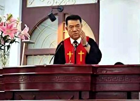Elder Shi Aijun, dressed in holy robe, gave a sermon to celebrate the dedication of Lvhua Street Church in Anshan, Liaoning, on July 4, 2021.