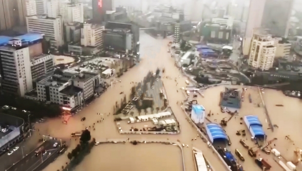The road of Zhengzhou City, central China's Henan Province, was flooded on July 20, 2021.