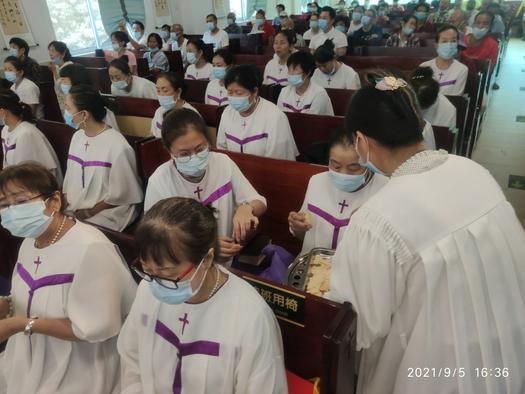 Attendants in Beihai Church, Guangxi Province, delivered the bread and cup to believers in a communion service held on September 5, 2021.