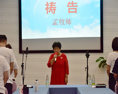 Rev. Meng prayed for a testimony meeting for seekers in Shishan Church, Suzhou, Jiangsu, on September 11, 2021.