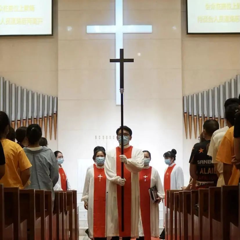A male church staff held a cross in the159th anniversary commemoration service of Guangzhou Shifu Church in Guangdong on September 19, 2021.