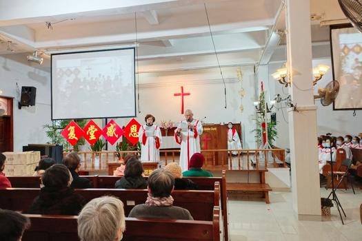 Two choir members of the Mujia Garden Church in Suzhou, Jiangsu presented an original poem "Thanksgiving" by Rev. Wang Xiaoming to celebrate the 10th anniversary of reopening, on November 14, 2021.