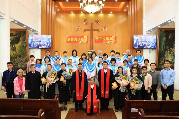 Four newly ordained deacons took a group picture with pastors and choir members in He'nan Church, Guangzhou, Guangdong, on October 17, 2021.