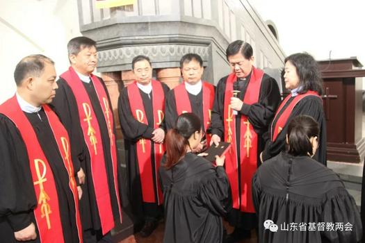 A newly ordained pastor received a Bible from a male pastor in Jiangsu Road Church, Qingdao, Shandong, on November 21, 2021.