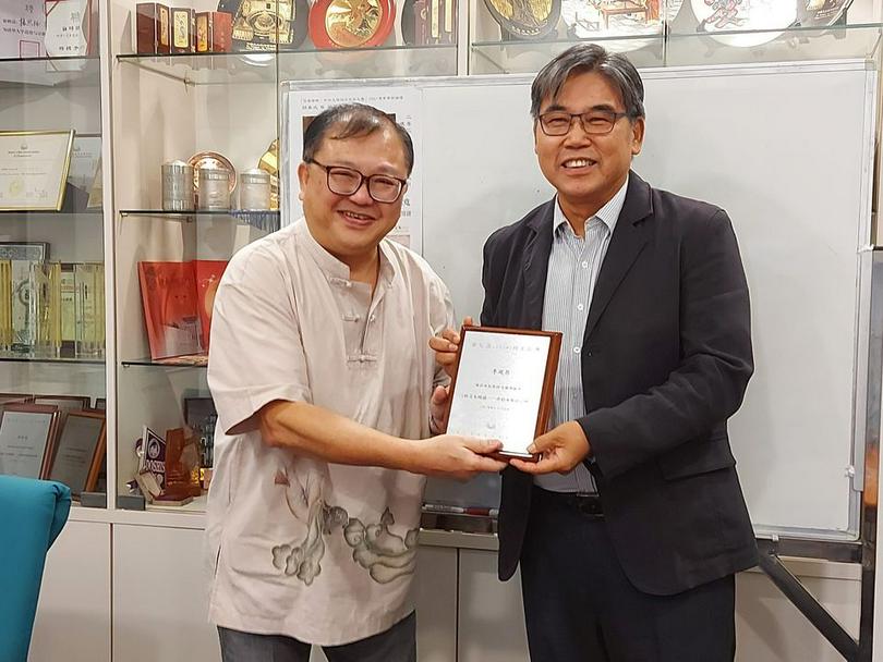 Director Daniel Yeung of the Institute of Sino-Christian Studies awarded a prize medal of "the Seventh Tao Fong Literary Prize (2020): The Paul Hsu Prize" to Prof. Archie C. C. on November 19, 2021.