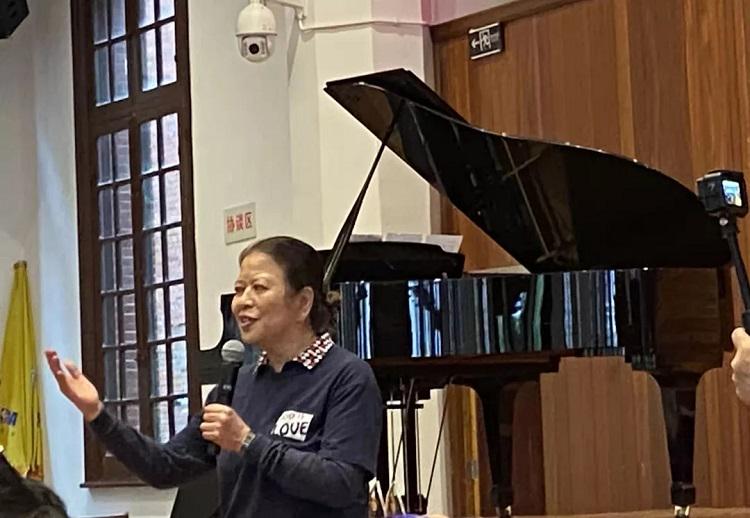 A lady surnamed Cai, the initiator of Xiamen Ren'ai Love Service Center in Fujian, shared during the 10th anniversary celebration on November 22, 2021.