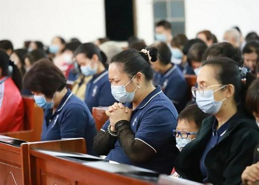 Believers prayed for the elderly, children with special needs, needy families, and sanitation workers in a Thanksgiving Charity Gala in Guangxiao Church, Guangzhou, Guangdong, on November 28,2021.