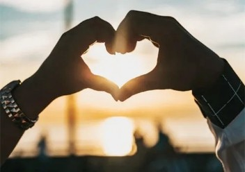 A gesture of “love heart”.