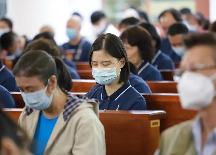 Believers prayed for the elderly, children with special needs, needy families, and sanitation workers in a Thanksgiving Charity Gala in Guangxiao Church, Guangzhou, Guangdong, on November 28,2021.