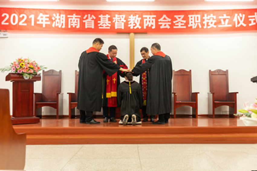 Four leaders of Hunan CC&TSPM laid their hands on a female staff worker in Tenghui Church, Changsha, Hunan, on November 27, 2021.