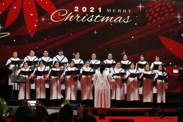 The choir of Dushu Lake Church in Suzhou, Jiangsu, sang a hymn to mark Christmas on December 24, 2021.
