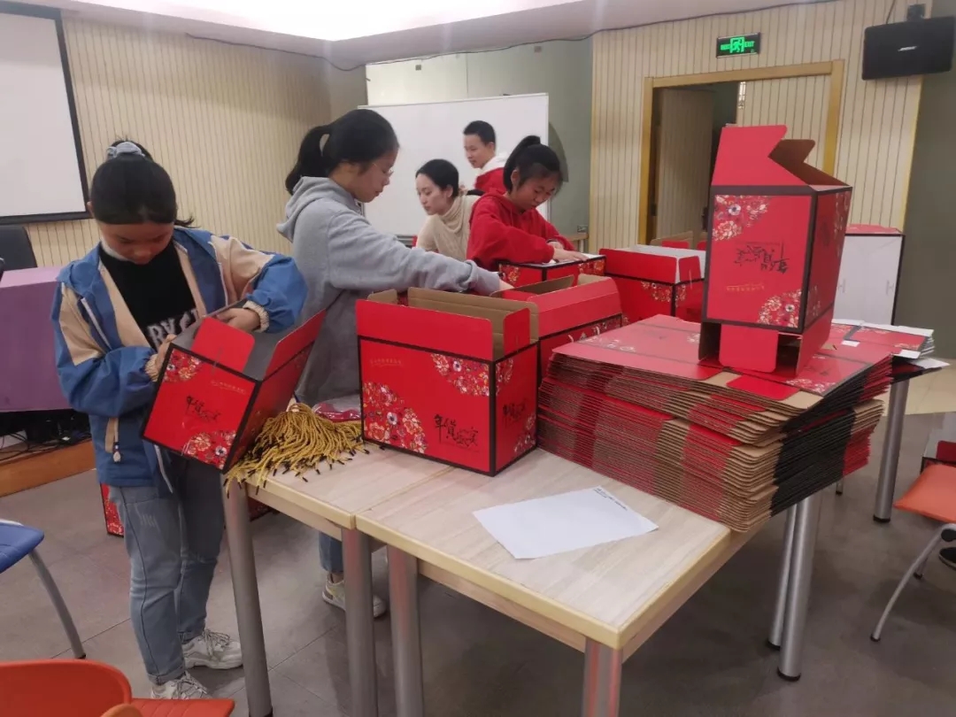 A photo taken in an unknown year shows volunteers of Xiamen Ren'ai Love Service Center in Fujian packing the New Year's Eve dinner. 