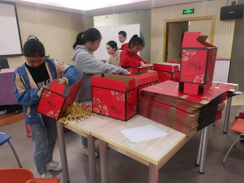 A photo taken in an unknown year shows volunteers of Xiamen Ren'ai Love Service Center in Fujian packing the New Year's Eve dinner.