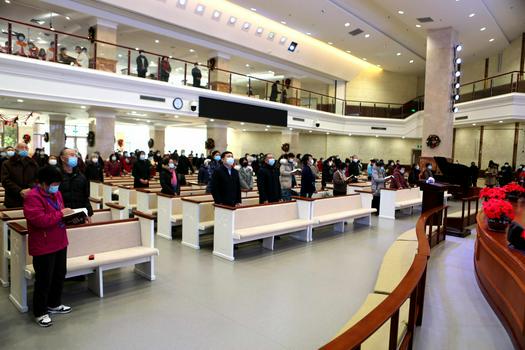 Churchgoers stood up to worship God during a baptism service in Xishan Church, Dalian, Liaoning Province, on January 30, 2022.