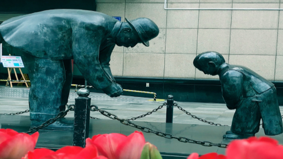 The statue of David Duncan Main and a child bowing to each other in front of Second Affiliated Hospital of Zhejiang University School of Medicine