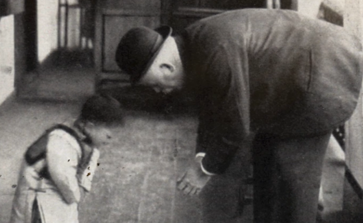David Duncan Main bowed to a young Chinese patient during ward rounds in unknown year.