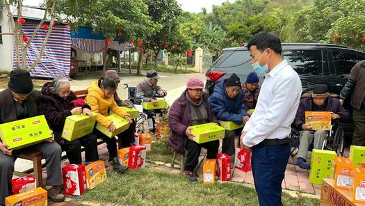 Elder Chen Kaosi, the leader of Hepu Church in Beihai, Guangxi, prayed for the leprosy survivors with food during a visit on February 16, 2022.