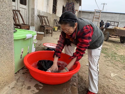 A female believer surnamed Dai washed clothes at an unknown day.