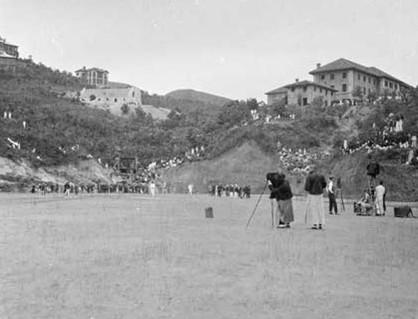 A picture shows the campus life inside Hangchow Unversity.