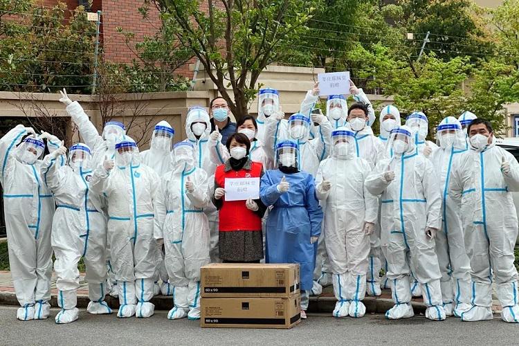 Medical workers and volunteers took a group picture with donations from Jesus Church in Xinzhuang, Shanghai, at an known date.