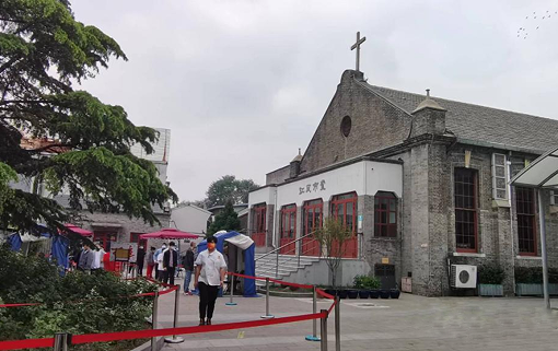 Citizens were undergoing COVID-19 tests in front of Gangwashi Church in Beijing during the first half of 2022.