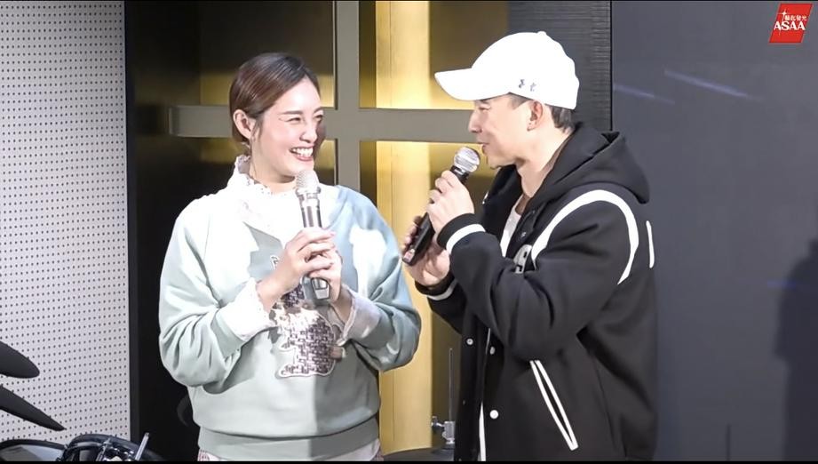 A picture shows Will Liu and Vivi Wang talking in an event held by Taiwan ASAA (Arise and Shine Artists Association) at an unknown date.