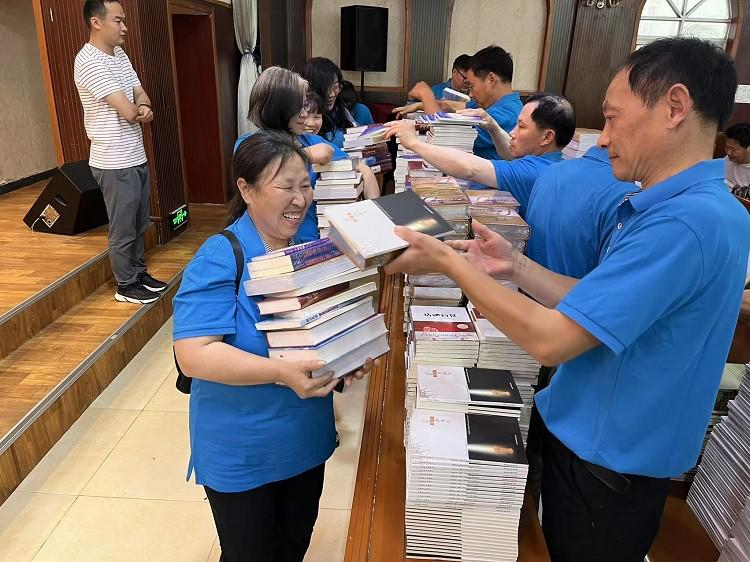 Some junior college graduates in the pastoral class of Jiangsu Theological Seminary fetched spiritual books in the commencement ceremony on June 17, 2022.