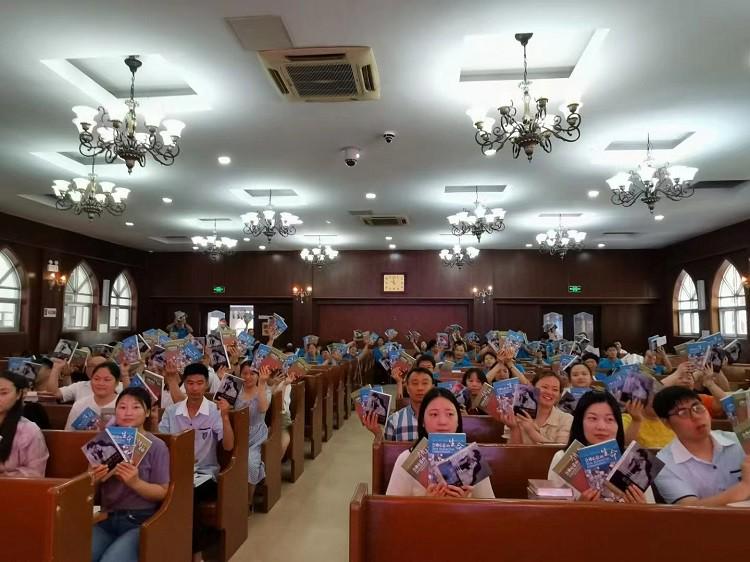 Graduates of Jiangsu Theological Seminary held spiritual books to take a picture during a commencement ceremony on June 17, 2022.