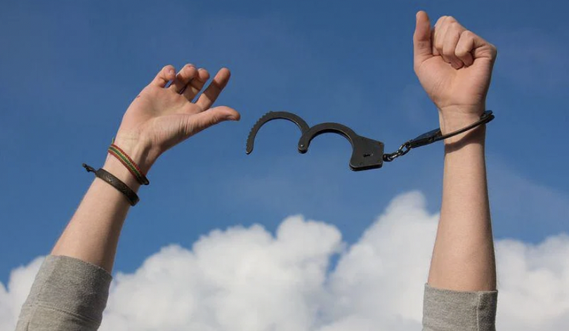 A picture shows a man out of handcuffs.