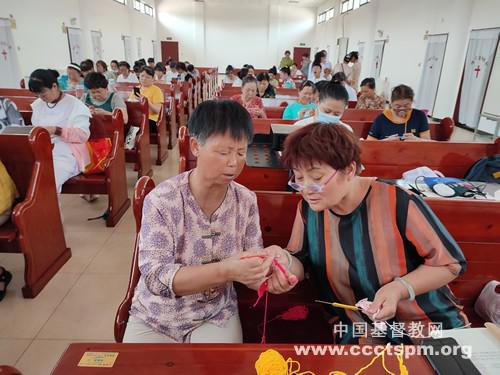 Church staff were attending the first hand knitting training class conducted by Hancheng CC&TSPM in Shaanxi from July 8 to 9, 2022.