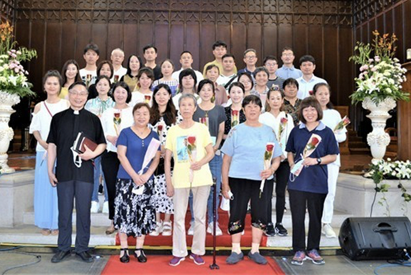 New believers and pastors took a group picture after a baptism service in Dushu Lake Church in Suzhou, Jiangsu, on July 17, 2022.