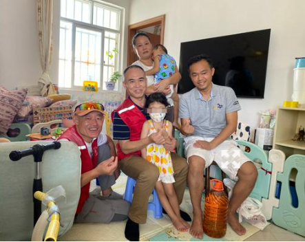 Fang Ming, a thalassemia project specialist of the Hainan Beatitudes Foundation, visited a Henan family of a girl suffering from thalassemia, on an unknown day in August 2022.