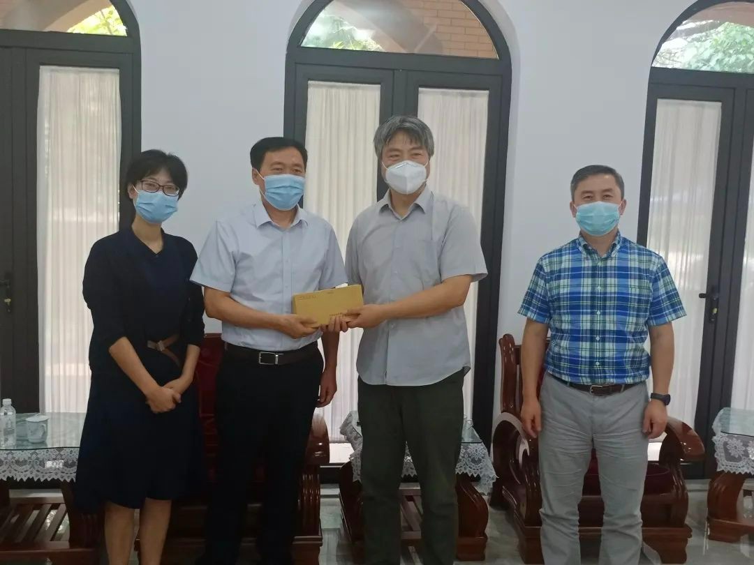 Geng Weizhong, chairman of Shanghai Christian Council (CC), presented funds to a leader of East China Theological Seminary during a visit on September 8, 2022, before China's Teachers' Day which falls on September 10.