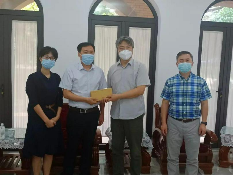 Geng Weizhong, chairman of Shanghai Christian Council (CC), presented funds to a leader of East China Theological Seminary during a visit on September 8, 2022, before China's Teachers' Day which falls on September 10.