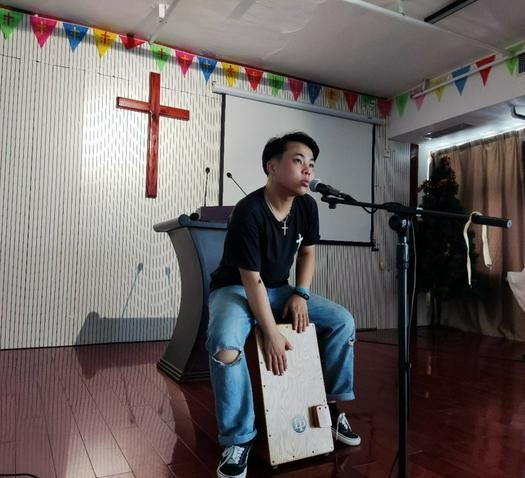 A male believer surnamed Wu from Haixiu Church in Haikou, Hainan, was singsing a song at the altar at an unknown date.