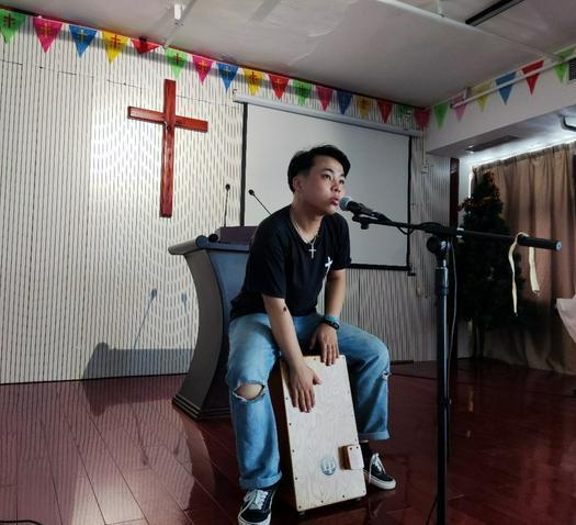 A male believer surnamed Wu from Haixiu Church in Haikou, Hainan, was singsing a song at the altar at an unknown date.