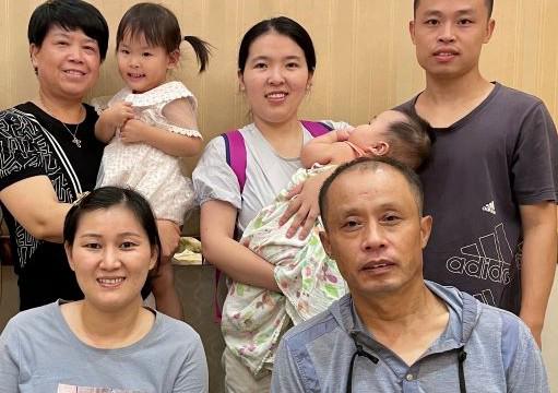 Deacon Deng Yaping (the first on the first row) visited Dou Guizheng's family on an unknown day.