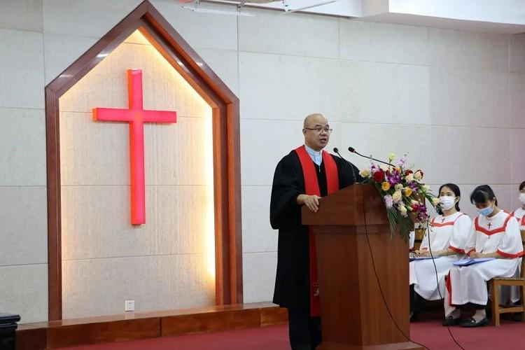 Rev. Wu Zhongwu of Fangcun Church preached a sermon titled "Charity, Grace, and Gratitude" in Conghua church, Guangzhou, Guangdong, on October 9, 2022.