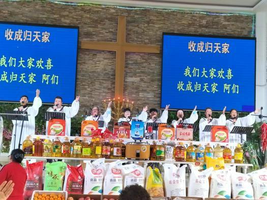 The choir of Shuishiying Church, Dalian, Liaoning, sang a hymn during a Sunday service to celebrate the Autumn Harvest Festival on October 16, 2022.