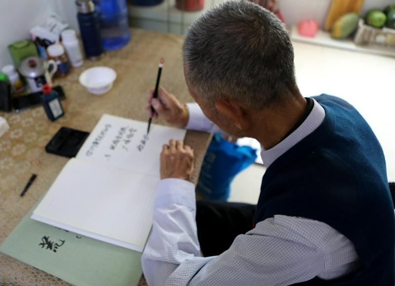 Bai Dianfu transcribes the Bible.